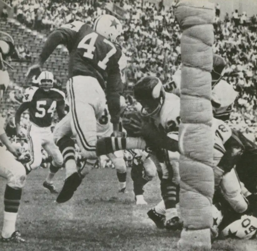 Tommy Mason Scores against Dick Moegle Cowboys 1961 NFL