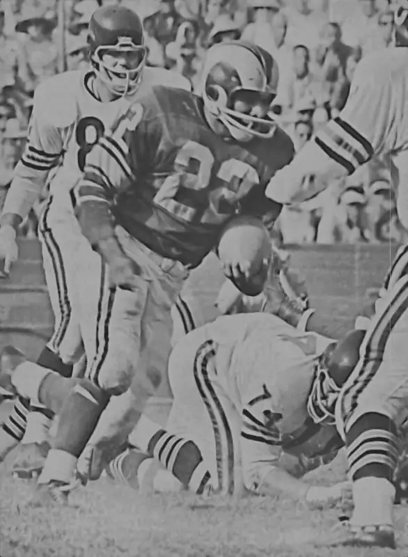 Old School NFL - Dick Bass carries against the Chicago Bears