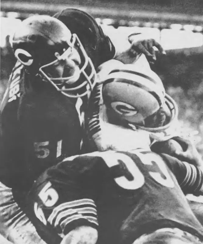 Dick Butkus and Doug Buffone Stop Packer Dave Hampton - Classic 1970s NFL