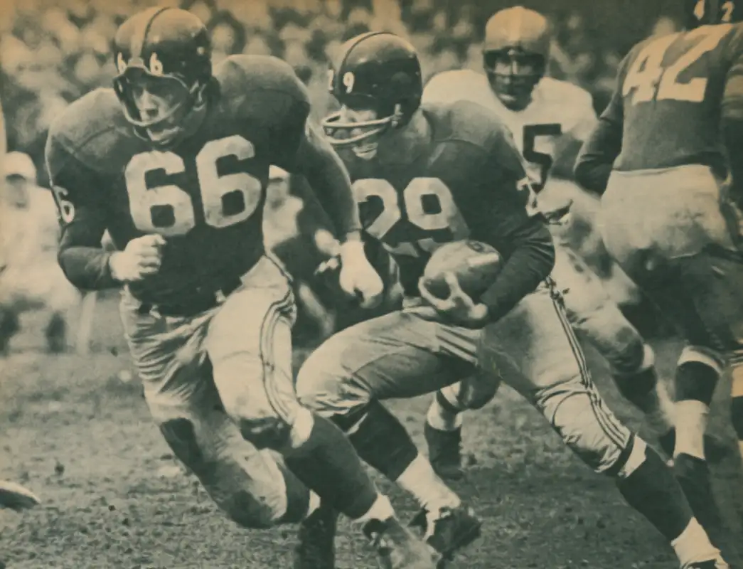 In 1959 Alex Webster was the Giants #3 leading Rusher with 250 yards as well as their #3 leading Receiver with 27 catches and 381 receiving yards. He and Frank Gifford each had 7 Total Touchdowns. Here he gets behind the blocking of 3-Time Pro Bowler Jack Stroud.
