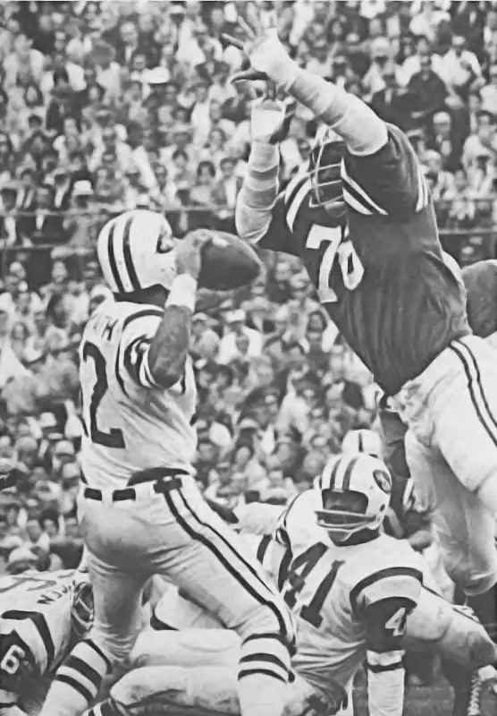 Super Bowl III action as Big Bubba Smith breaks through to put some heat on Jet's quarterback Joe Namath. The Colts defense did manage a couple of sacks on Namath. Smith had 1 of them. That's Matt Snell in the background.