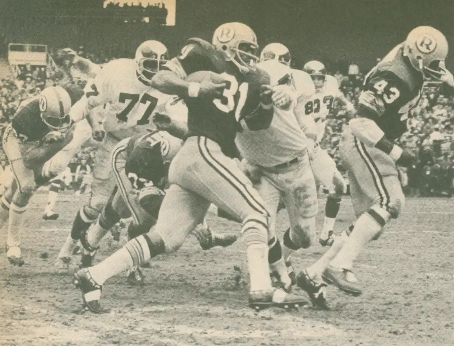 One of the great backfield tandems of the 1970s era NFL. The Washington Redskins duo of Larry Brown and Charley Harraway. Here, it's Larry Brown that is doing the blocking for Harraway.