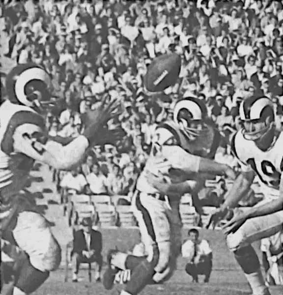 Bill Munson Pitches to Dick Bass - 1965 LA Rams