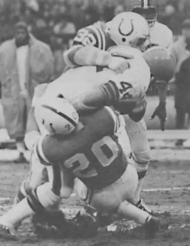 Mike Curtis Jerry Logan Stop Leroy Kelly - 1968 NFL Colts and Browns