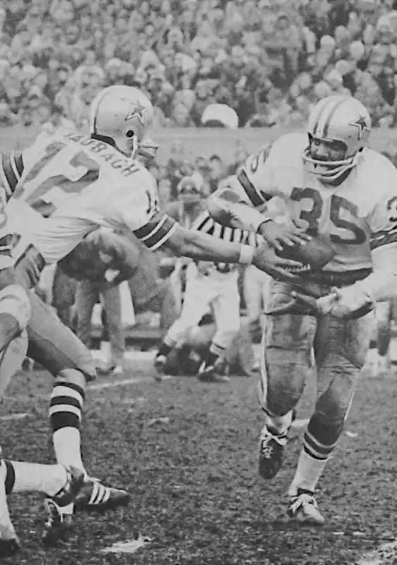 Another nice shot of Roger Staubach handing off to running back Calvin Hill from the early 1970s era NFL.