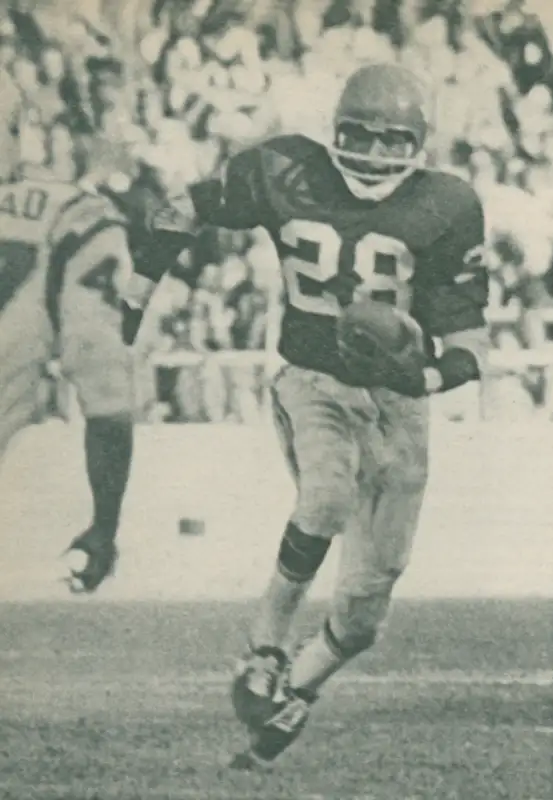 The Texans Abner Haynes had the AFL's Most Touchdowns in 1962 - 13 rushing and 6 receiving. His 1049 Rushing Yards was second only to Buffalo's Cookie Gilchrist. If I had to guess, I'd say that's the Chargers Bud Whitehead moving up to stop him. Whitehead played 8 seasons in San Diego (1961-1968) starting 70 games.