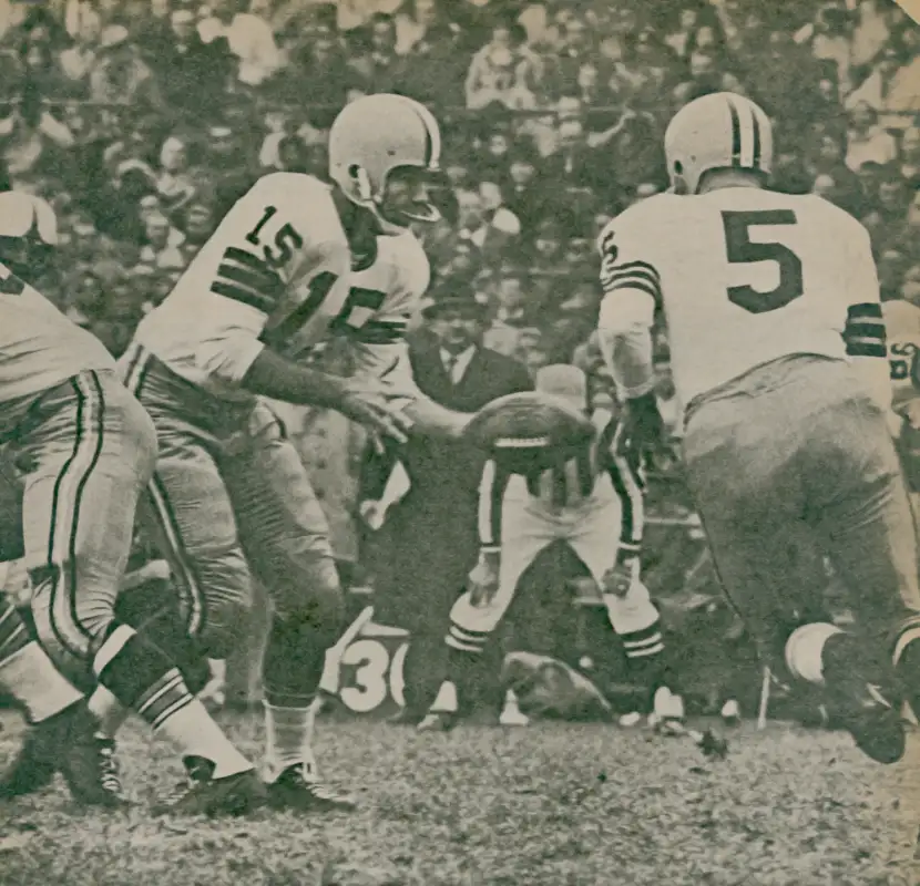 The Green Bay Packers began the 1960s decade with a Western Conference Title and a trip to the NFL Title game against the Eagles.
Here quarterback Bart Starr turns to handoff to Paul Hornung. In 1960 Starr would be named to the Pro Bowl while Hornung would make the Pro Bowl and All Pro while setting a new NFL record of 176 points scored.