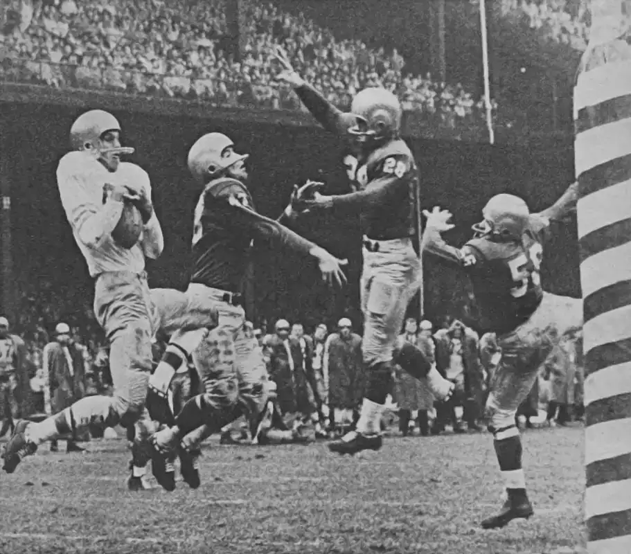 Billy Wilson, 49ers Star Receiver, score against 3 Lions - Gary Lowe, Yale Lary and Joe Schmidt will not deny him this time. We think this come from the Week 8 Detroit-San Francisco game of 1957. This was the 49ers sole touchdown in a 31-10 Lions win.