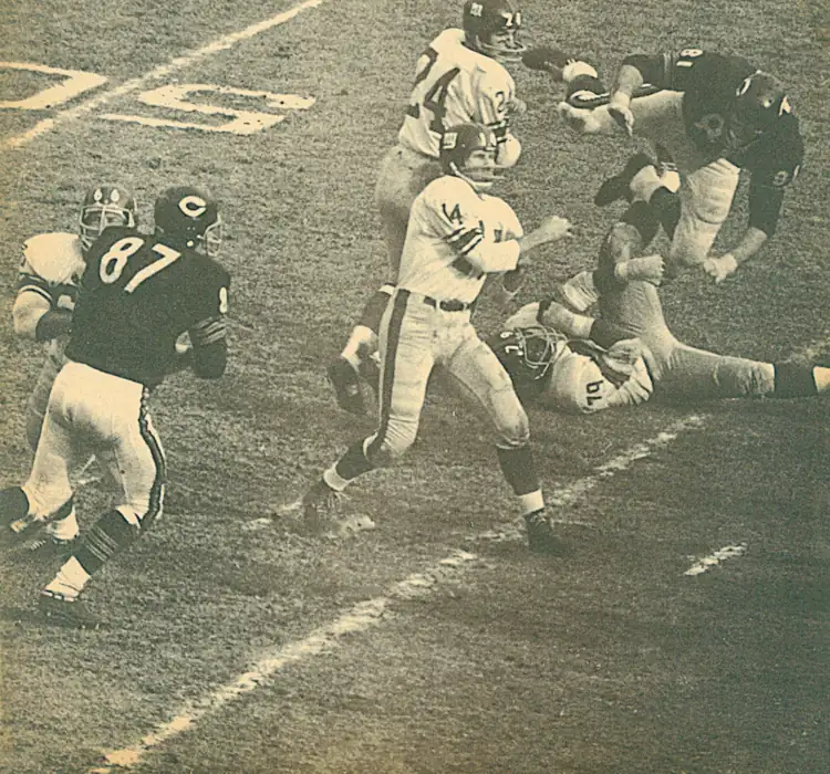 Some Classic NFL action from the 1962 season.Jack Stroud holds up Ed O'Bradovich and Doug Atkins gets a little tripped up by Rosey Brown as YA Tittle gets the pass away. Giant #24 is running back Phil King.