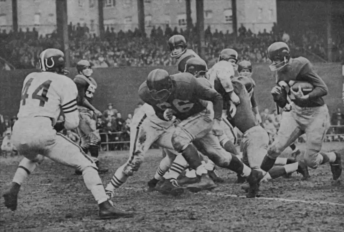 Some action from the Golden Years of the NFL. Jack
Stroud leads the way against the Baltimore Colts defense for running back Alex Webster. Webster was the Giants top runner in 1955, averaging 5 yards a carry while gaining 634 yards and scoring 5 touchdowns. Colt #44 looks like Pro Bowler Bert Rechichar. Rechichar spent 7 of his 10 years in Pro Ball in Baltimore.