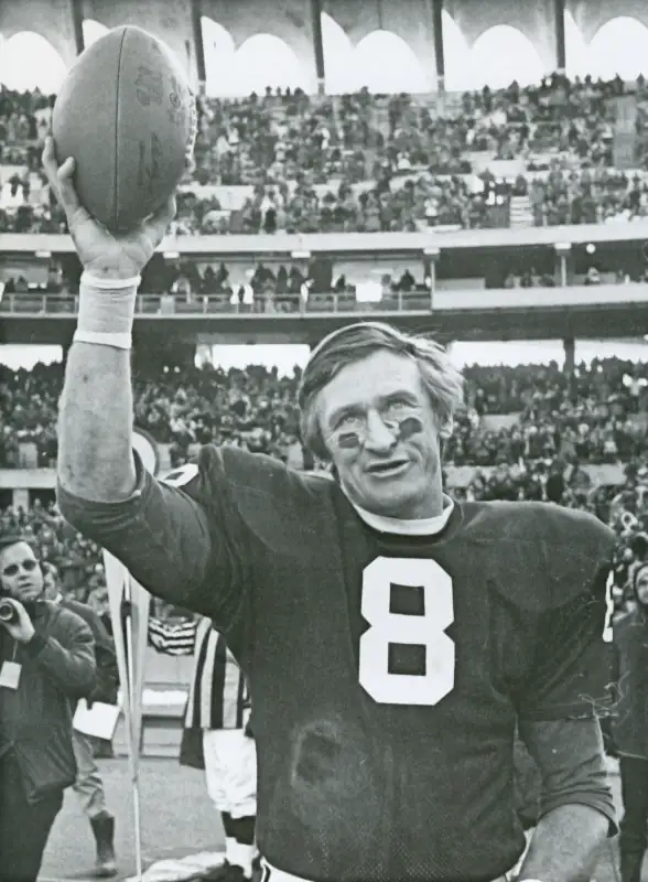 Larry Wilson - An Old NFL Pro Says Good Bye