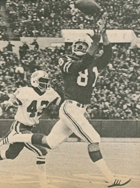 Russ Francis makes a catch against Buffalo in 1977