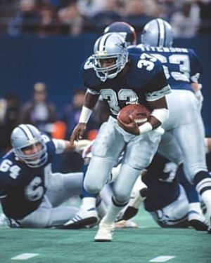 Cowboys runner Tony Dorsett carrying the football